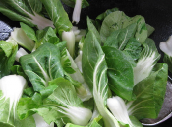 step2: 熱油，再將小白菜倒進鍋中，大火爆炒