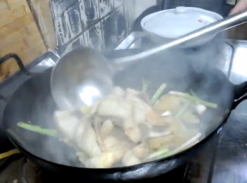 step5: 落魚腩落調味汁炒幾下