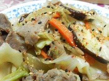 step8: 再來一點七味粉~~吃起來非常夠味~還有一點點微微芥末的味道~一下子炒水餃麵就充滿了日式風味~~