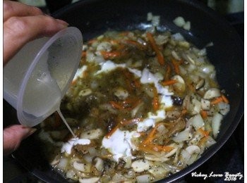 step8: 接著再依個人喜好放入適量的鮮奶油拌勻提升奶香味 以中小火拌炒至沸