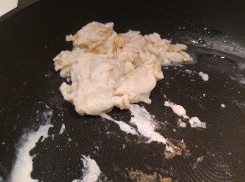 step5: 先下油炒咸蛋白炒到凝固後撥埋一邊, 再加少少油炒香蒜蓉和辣椒片。