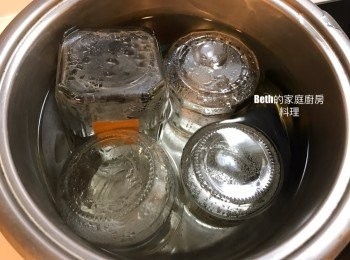 step1: 玻璃罐放在冷水的湯鍋裡，水滾後煮5分鐘取出，烘乾備用