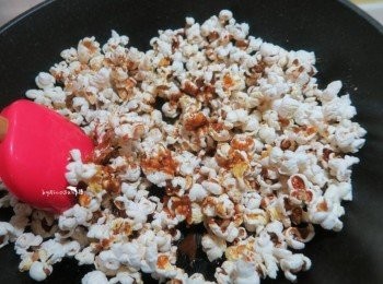 step9: 把爆米花倒入焦糖液