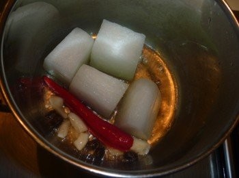 step2: 取小鍋子,倒入酒,味霖,蒜碎,辣椒及豆豉煮滾,香氣出來續放入步驟1拌勻.