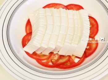 step4: 盤子底部墊上切片番茄，再鋪一層切片豆腐。