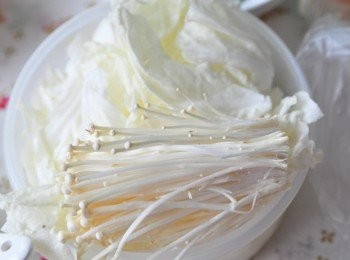 step2: 白菜洗淨(我先泡蘇打粉水再用清水沖洗數遍)、金針菇去蒂頭即可~