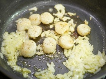 step4: 洋蔥炒至軟身, 加入帶子煎至二邊金黃盛起備用