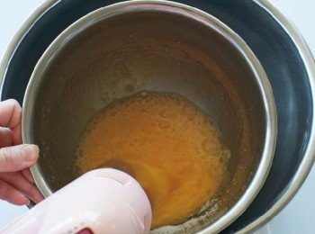 step5: 隔水加熱（加熱到人體肌膚的溫度後取出），用電動攪拌器的高速一口氣攪打。