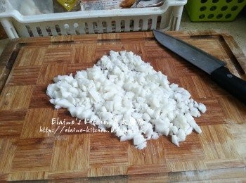 step4: 鮮准山去皮切厚片再剁碎 (處理鮮准山時記得帶手套呀~~~如果唔係隻手會痕到爆 ^^)