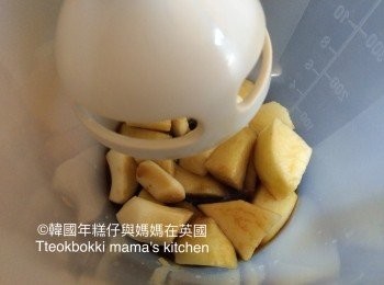 step1: 將所有(<span class="group_2">麵豉醬</span>材料:蒜蓉、薑、蘋果、糖漿、韓國<span class="group_2">麵豉醬</span>、豉油、味醂 Mirin、胡椒粉) 放入比較高身的容器內，用hand blender攪爛。