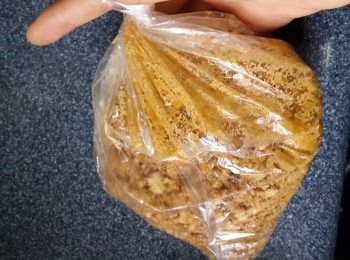 step3: 將溶化的牛油倒入消化餅碎中，可隔住袋將牛油和餅碎混合均勻