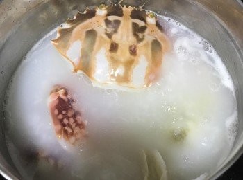 step3: 加半茶匙鹽及少少油，打開蓋滾20分鐘, 
見到D米都開晒花，加入薑片及花蟹煮5分鐘, 
再加入魷魚及花甲多煮1-2分鐘, 
放入真空煲內焗1小時, 
食時加D蔥花，D粥又綿又滑啦!