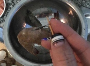 step3: 蝦子的泥腸可以用牙籤從頭部過來的第二節刺進去挑出來。