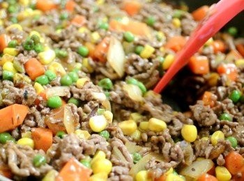 step7: 粟米, 甜豆炒熟後, 加入已炒好的洋蔥及紅蘿蔔, 加入GRAVY, 攪拌後加入牛肉再攪拌