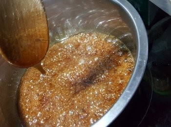 step13: 糖水滾後慢火煮到杰身(時間需要約10分鐘) 要煮到糖水取出不易流出