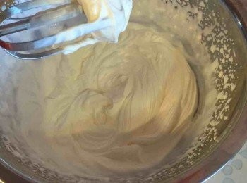 step2: 先把淡忌廉打發至7成企身備用。