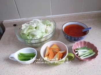 step1: 椰菜洗淨切細片 , 豆干切薄再對切好 , 蔥切段 , <span class="group_2">調味料</span>放入碗中拌勻備用