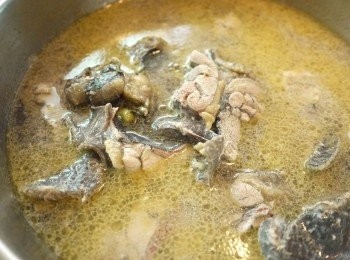 step5: 烏骨雞肉放入滾水中約30秒即可取出,以過濾水沖涼