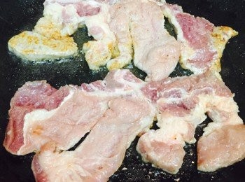 step2: 燒熱油鑊，放入豬扒，煎至金黃色，撈起備用。