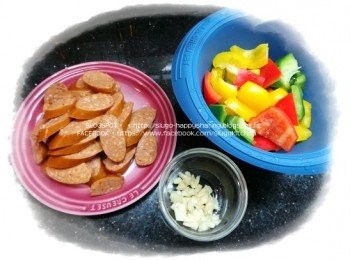 step1: 辣肉腸斜切成片；青、紅、黃椒去籽，切角，備用。