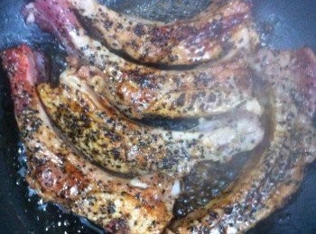 step2: 燒紅穫 ,醃好的肋骨以大火煎左右兩邊至少許金黃色後 ,加入少許百蘭地酒