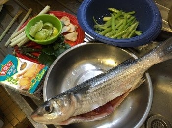 step2: 1. 香芧中間切開，取白色頭部份，用刀拍扁讓香芧味突出，檸檬葉用手撕開，香味才突出，南薑切片，辣椒斜切，芫荽沖洗，青檸切片，芹菜洗淨去葉留桱部備用