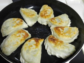 step8: 放少許油於平底鍋中，放入韭菜盒子，加蓋，小火煎至两邊成金黄色至熟。即可食用。