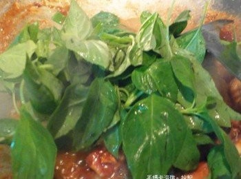 step9: 加入九層塔拌炒，起鍋前再嗆一些米酒