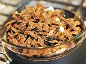 step2: 將巧克力與奶油隔水加熱融化至光滑無顆粒，離開火源稍稍放涼