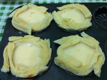 step5: 加入調好的蛋汁，滿一點也沒關係，因為麵包會將蛋汁吸收。