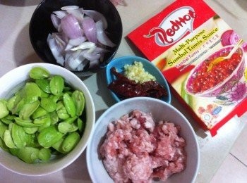 step1: 預備<span class="group_1">食材</span>，把臭豆洗淨開邊待用。