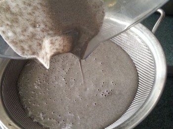 step5: 再過篩後再用豆漿袋過篩會令到芝麻漿更滑