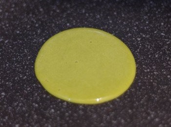 step5: 用一個不黏底之平底易潔鑊，下粉漿前先略略拌勻以防沈澱。明火開中小火（只需比最小火力大一點點），千萬不要開太大火，不用等鑊變熱亦不用加油．定點一口氣倒入一塊份量(約一湯匙)之粉漿，粉漿會自動攤成圓形