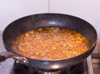 step8: 加入 生抽，米酒，糖，水拌勻煮滾