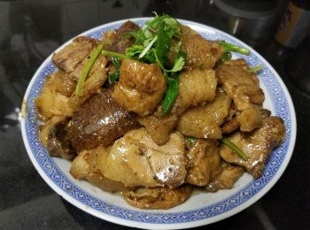 step9: 做法：

用薑 2 片，黃酒，少少糖，少少鹽出水去腥，切件後放入大地魚粉，糖，黃酒，胡椒粉，雞粉，魚露，麻油醃 1 小時。( 醃完海參醬汁留用)

麵筋用熱水輕拖出油份，再搾乾切開一半備用，
五花腩已放湯煲過，放涼後切片備用。

將麵筋大火用少少鹽煎至乾身上碟，再爆香蒜頭，乾蔥，少少鹽煎香腩片上碟，再爆香蒜頭，乾蔥，薑 2 片放入海參稍為爆炒，將醃海參醬汁倒入，加 1 碗水，糖，雞粉老抽 , 沙茶醬用中細火煮 20 分鐘， 將腩片回鑊煮多 20 分鐘， 再將麵筋回鑊煮至收汁
少少麻油蔥段，