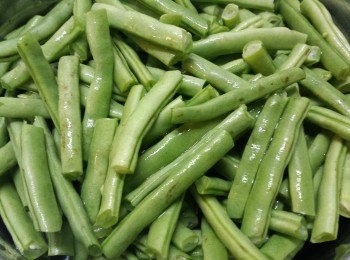 step2: 四季豆切小段後，放入滾水中烹煮6-7分鐘。