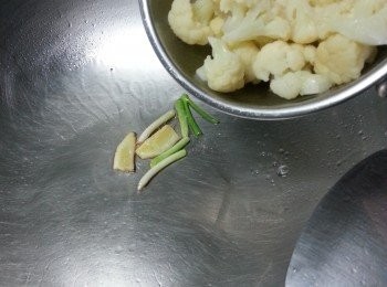 step6: 用1湯匙油起鑊,先爆香2片薑和蔥白,加入椰菜花炒勻