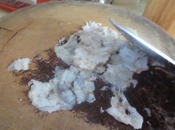 step1: 蝦仁先拍扁剁成泥狀，冬菇泡發后切細粒。