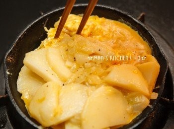 step4: 將蛋液重新下鍋；過程中要不斷的把鍋底的蛋液往上撥動，直到蛋液凝固不會流動。