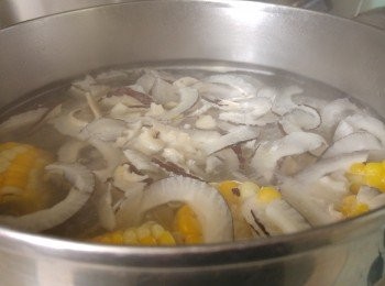 step3: 雞斬件後用薑蔥出水,然後清理肥膏備用。煲一煲熱水將所有材料一同煲兩個半小時。