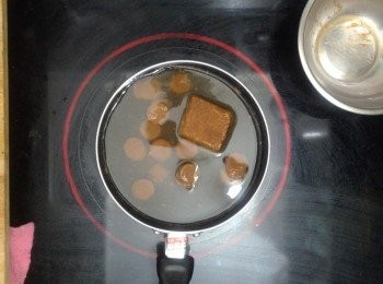 step7: 把浸好的山渣片連水倒入小鍋，加入片糖，開小火邊拌邊壓邊煮至山渣片及片糖溶化後，關火待涼