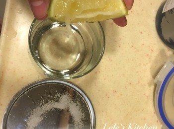 step1: 因為我喜歡鹽杯，所以第一步先製作鹽杯(沒有特別喜歡可跳過~)
先將杯緣抹上檸檬汁，接著倒放至鹽盤中。