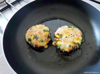 step3: 倒入少許的橄欖油，開中小火預熱鍋子，然後煎至雙面呈現金黃色即可。