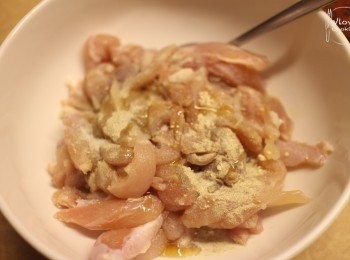 step3: 雞柳用<span class="group_2">醃料</span>醃30分鐘