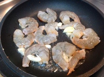 step1: 蝦仁洗凈米酒略醃，爆薑、蒜，煎香蝦仁