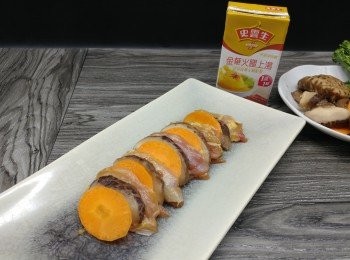 step6: 雞肉片; 冬菇片及甘荀片梅花間竹地排在碟上;