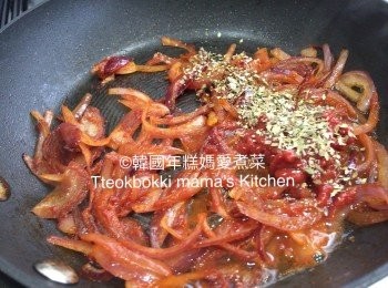 step4: 加入Oregano和7-8湯匙水煮至收汁，加入鹽及胡椒粉調味拌勻熄火，