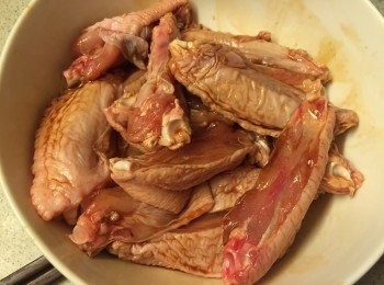 step1: <a href="https://bit.ly/3zHU5V3" target="_blank" data-keyword="雞翼" class="guide-link"><strong>雞翼</strong></a> <span style="display:inline-block;vertical-align:middle;margin-top:-3px;color:initial;border-radius:3px;padding:2px 3px;font-size:12px;line-height:14px;background:#87d300;color:#fff;">即買</span> 解凍後, 洗淨, 用剪刀剪成單骨, 用醃料醃15分鐘