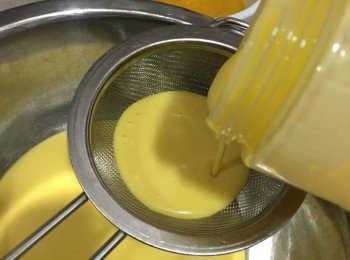 step4: 把魚膠溶液續少倒入混合好的芒果牛奶中，要快手攪勻，跟住用篩隔走較大粉粒