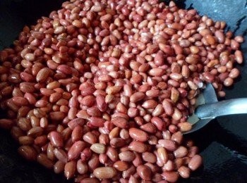 step1: 花生洗淨，晾乾。熱油，油下多些，然後邊炸邊炒花生。